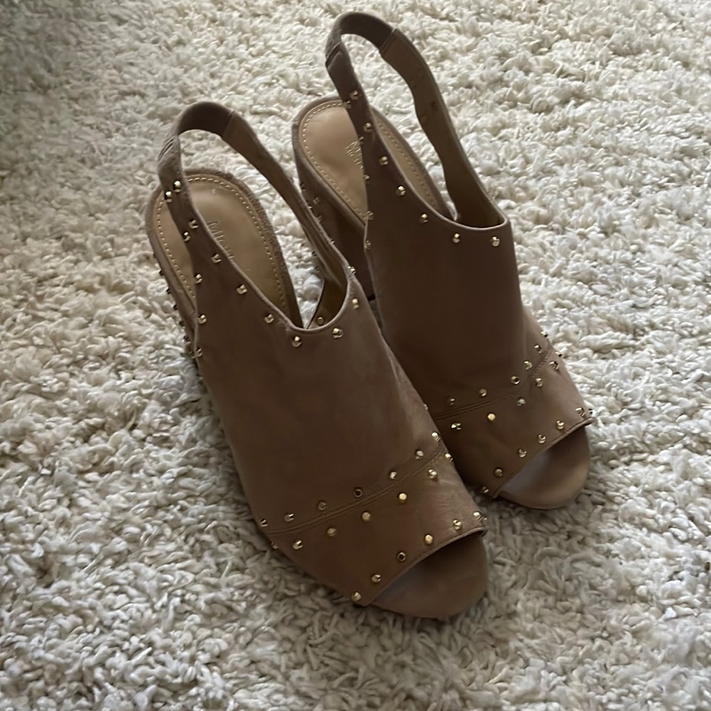 Michael kors tan heels with gold embroidered